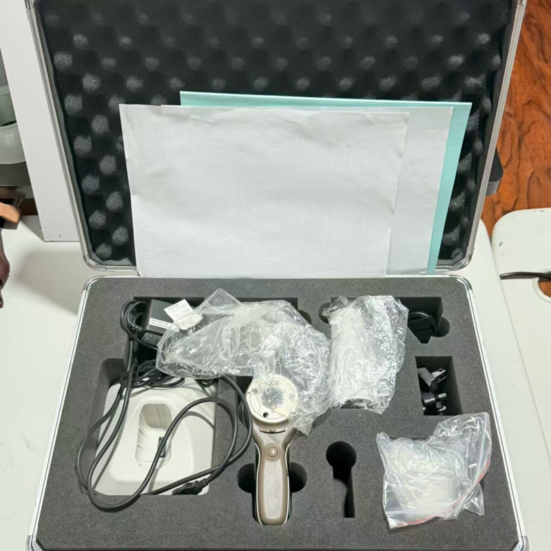 Smartscope M5 handset, Ophthalmoscopiclens EY3, Cleaning cloth, Cradle, Charger,USB cable, Aluminum case